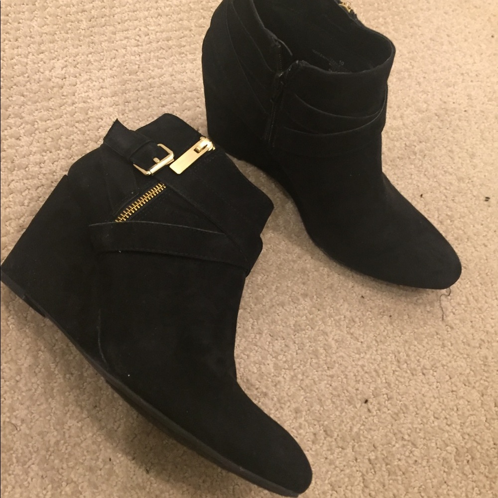 Mossimo black faux suede wedge bootie